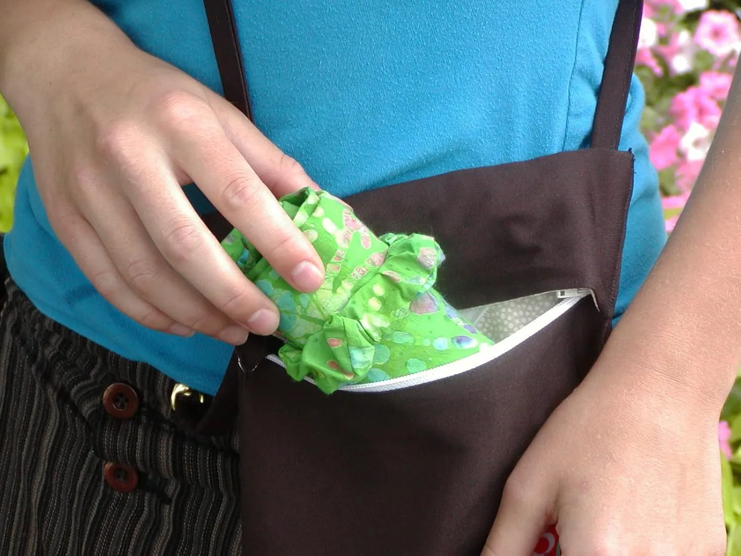 130 Degrees Anti-Theft Purse – Fashionably defeat thieves with the “UnderThere”